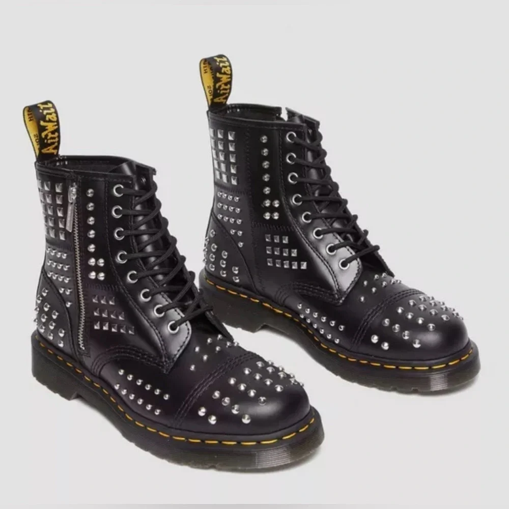 DR MARTENS 1460 STUDDED ZIP ATLAS LEATHER LACE UP
